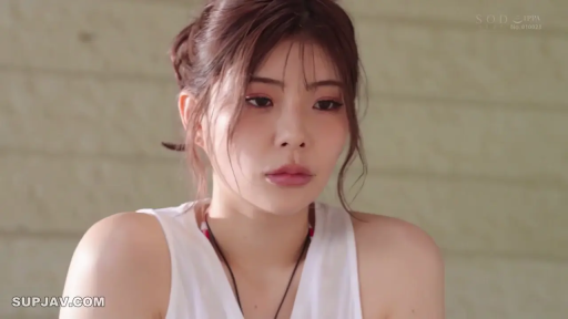 室内 · 座り姿勢 · 憂鬱 · ネックレス · 顔のクローズアップ · 白いタンクトップ · 注視 · 盘发