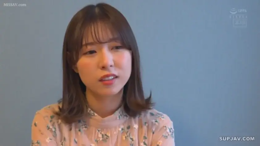 室内 · 坐姿 · 单人 · 自然 · 头部特写 · 访谈 · 粉色碎花上衣