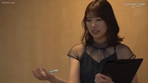 室内 · 站立 · 微笑 · 半身 · 日本AV · 写字板 · 黑色透视装 · 手拿写字板