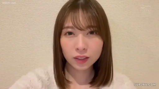 室内 · 脸部特写 · 自然 · 凝视 · 长发 · 白色毛衣 · 正对镜头