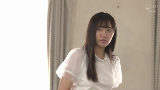 室內 · 憂鬱 · 站姿 · 半身 · 白色上衣 · 凝视 · 窗簾 · 少女