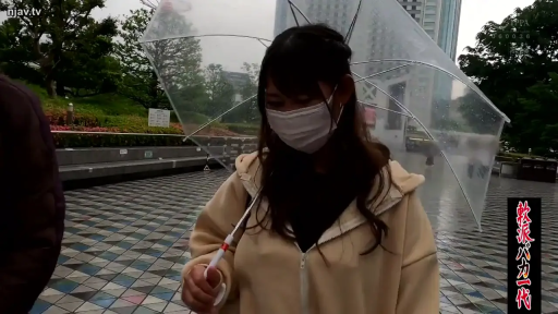 站立 · 中景 · 户外广场 · 撑伞 · 米色连帽衫