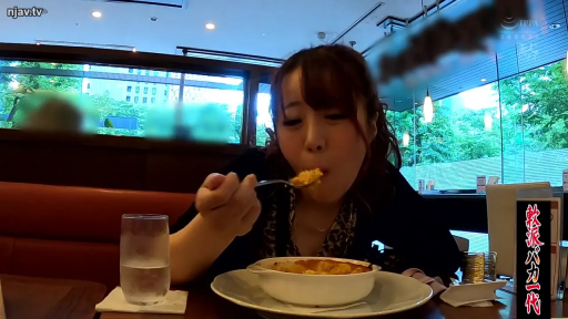 室内 · 脸部特写 · 站立 · 微笑 · 中文字幕 · 蓝色衬衫 · 说话