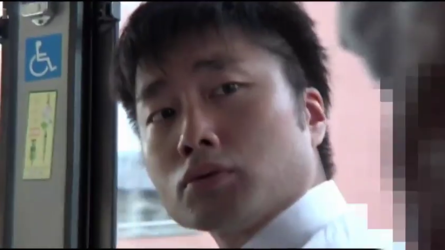 顔 · 白衬衫 · バス