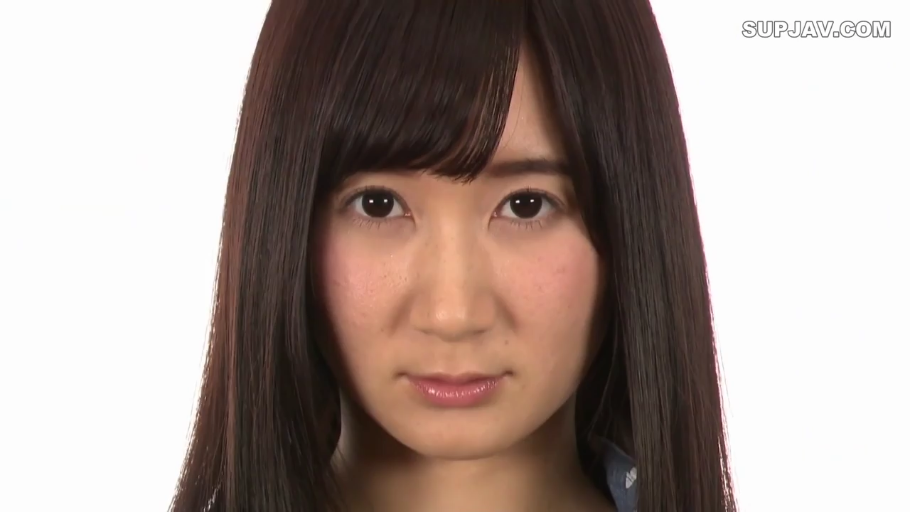 顔部のクローズアップ · 平静 · 注视镜头 · 长发 · 白色背景 · 蓝色衬衫 · 正面对视