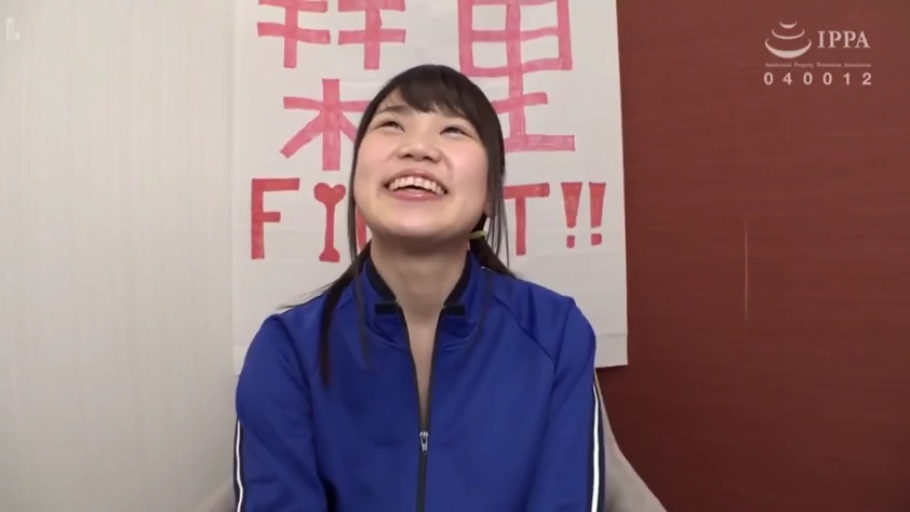 室内 · 坐姿 · 面部特写 · 开心 · 日本AV · 运动服 · 背景板 · 欢笑