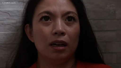 室内 · 脸部特写 · 正面 · 红色上衣