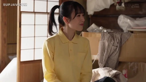 坐姿 · 和室 · 平静 · 堆积物 · 黄色长袖Polo衫 · 侧头交谈 · 居家素人