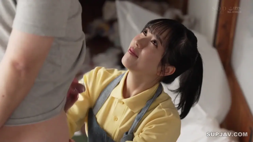 专注 · 卧室 · 床铺 · 口交 · 中景 · 仰视 · 男根 · 蓝色围裙