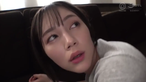 脸部特写 · 注视 · 室内沙发 · 亚洲女性 · 浅色居家服 · 俯卧仰视 · 迷茫神情