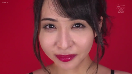 微笑 · 凝视 · 脸部大特写 · 黑色吊带 · 正对镜头 · 魅惑 · 红色背景