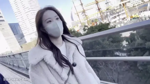 面部 · 站姿 · 自然 · 户外 · 长发 · 口罩 · 大衣 · 步行