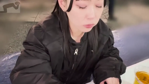 Sitting Posture · 自然 · Street · 近景 · 进食 · paper cup · 黑色夹克