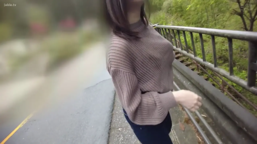 站立 · 侧身 · 自然 · 注视 · 蓝色牛仔裤 · 模糊背景 · 山间公路