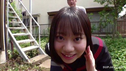 俯身 · 脸部特写 · 微笑 · 对视 · 户外 · 水手服 · 短发