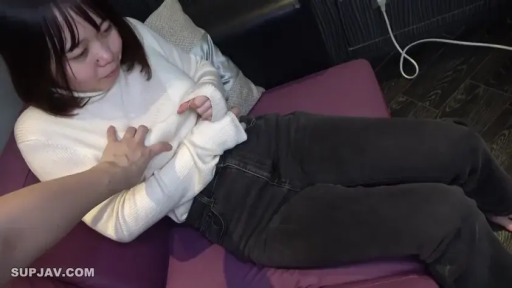 室内 · 胸部 · 沙发 · 微笑 · 高领毛衣 · 卧姿 · 摸胸