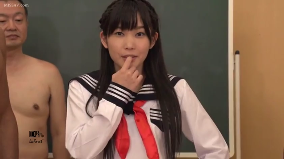 教室 · 中景 · 站姿 · 水手服