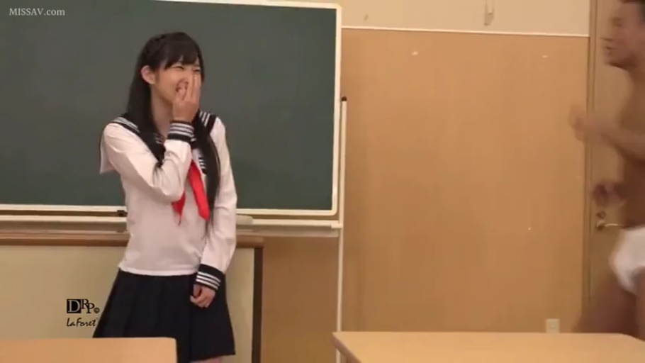 教室 · 中景 · 站姿 · 水手服