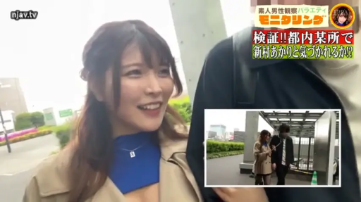 严肃 · 俯身 · 卧室 · 中景 · 休闲装 · 多人 · 多人互动
