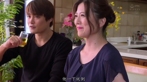 坐姿 · 中景 · 微笑 · 酒杯 · 厨房 · 连衣裙 · 熟女 · 喝酒