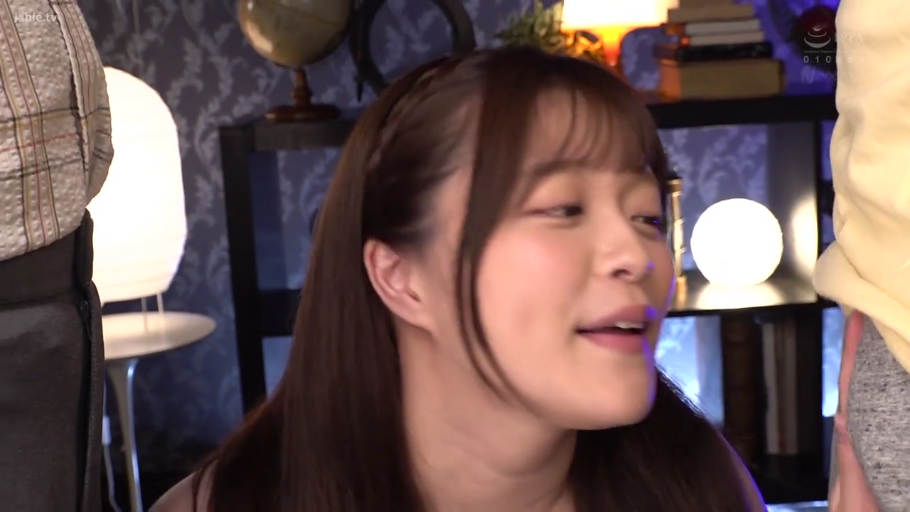 室內 · 全裸 · 口交 · 閉眼 · 跪姿 · 置物架 · 头部特写 · 亚洲女性