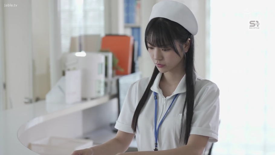 格子衬衫 · 卧室 · 看手机 · 手机 · 侧卧 · 惊讶 · 侧身特写