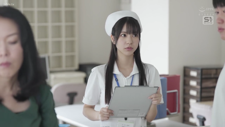 专注 · 护士服 · 诊所 · 制服 · 站立 · 半身特写 · ID卡 · 持文件夹记录