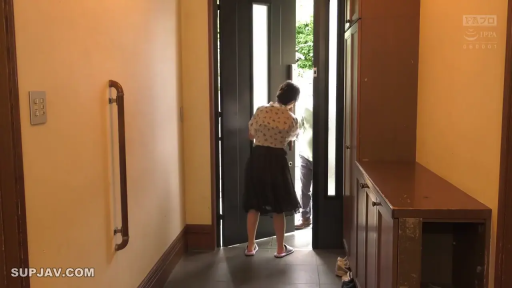 开门 · 玄关 · 大门 · 全身镜头 · 背向站立 · 碎花衫黑裙 · 远景监控