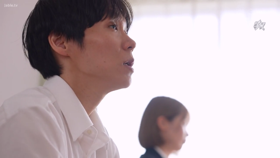室内 · 坐姿 · 严肃 · 面部特写 · 针织衫 · 橱柜 · 访谈 · 正常内容