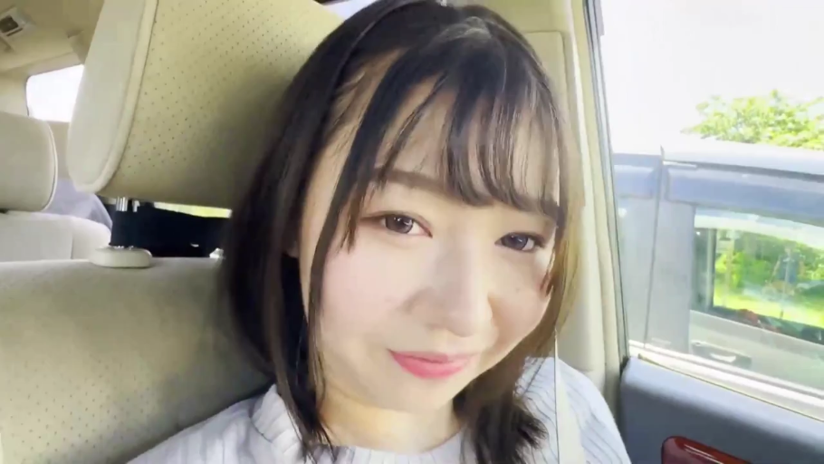 坐姿 · 脸部特写 · 微笑 · 车内 · 注视镜头 · 汽车座椅 · 浅色针织衫