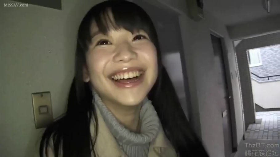 脸部特写 · 站立 · 走廊 · 外套 · 注视镜头 · 双马尾 · 大笑