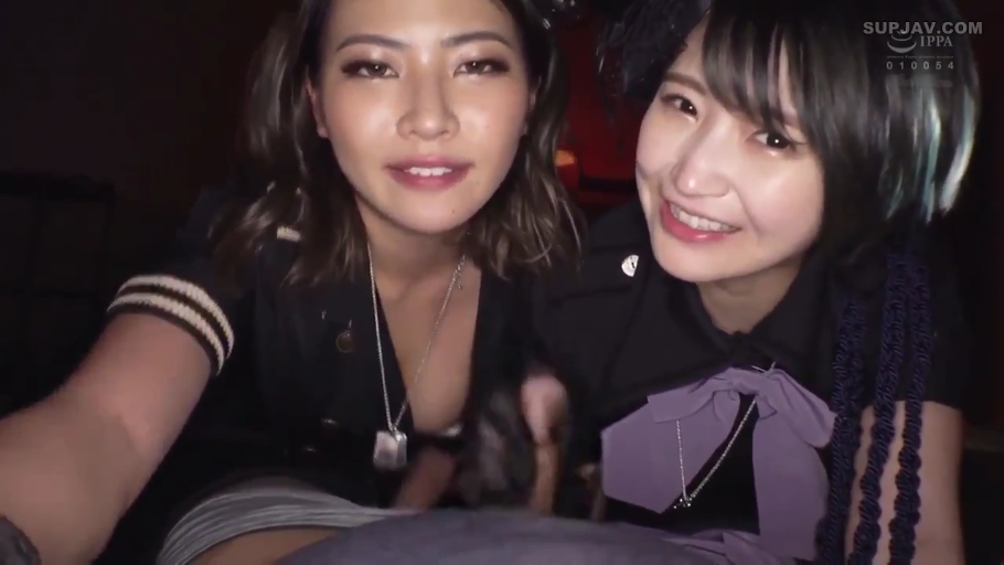 室内 · 面部 · 俯身 · 微笑 · 制服 · 凝视