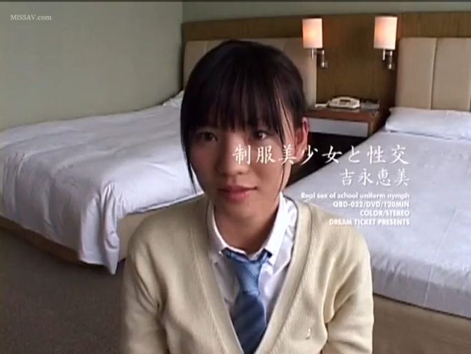 单人 · 站姿 · 远景 · 夸张 · 收银机 · 蓝色工作制服 · 便利店柜台 · 惊吓