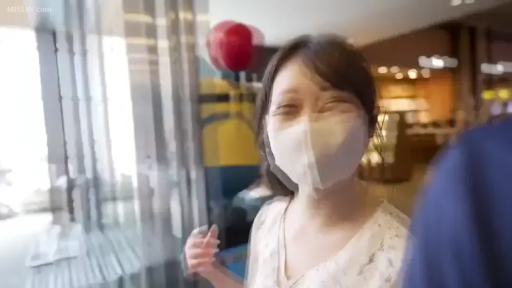 顔部のクローズアップ · 站立 · カメラに向かって · 口罩 · 生活化 · 眯眼微笑 · 浅色V领上衣 · 室内商场