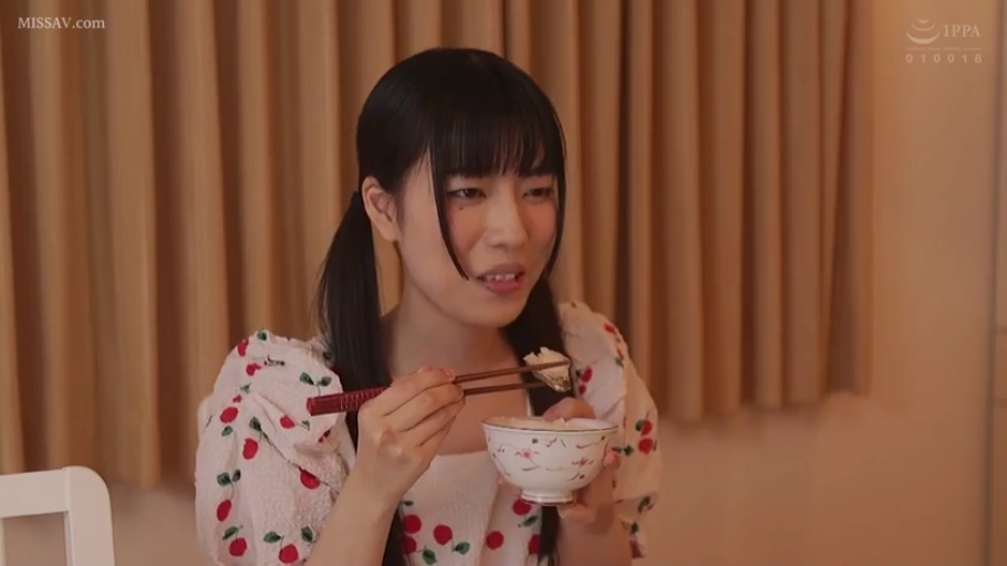 室内 · 坐姿 · 面部 · 进食 · 尴尬 · 碗筷 · 剧情片 · 印花上衣