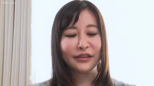 室内 · 面部 · 平静 · 灰色上衣 · 正坐 · 注视 · 人像