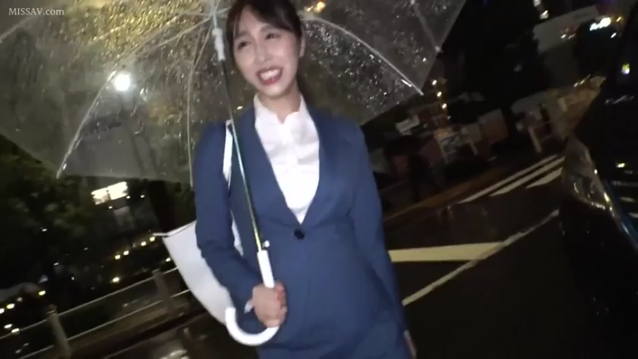 微笑 · 半身 · 职业装 · 户外街道 · 透明雨伞 · 站立行走 · 打伞 · 雨天夜景