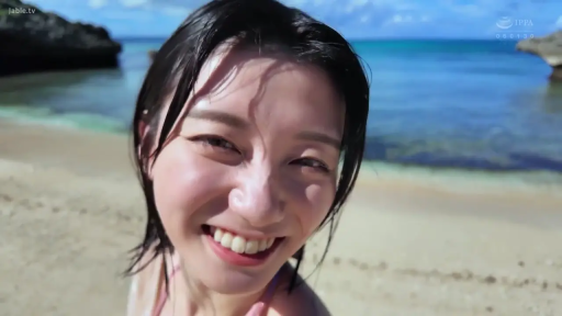 脸部特写 · 对视 · 户外 · 灿烂 · 海滩 · 前倾 · 泳衣