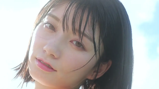 脸部 · 清纯 · 户外 · 注视镜头 · 短发 · 歪头 · 浅色上衣