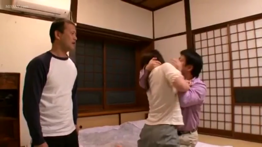 坐姿 · 全裸 · 展示 · 巨乳 · 微笑 · 更衣室 · 乳房
