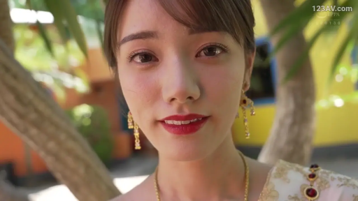 微笑 · 面部特写 · 户外 · 注视镜头 · 正面站立 · 高画质 · 传统泰式服装 · 金耳环