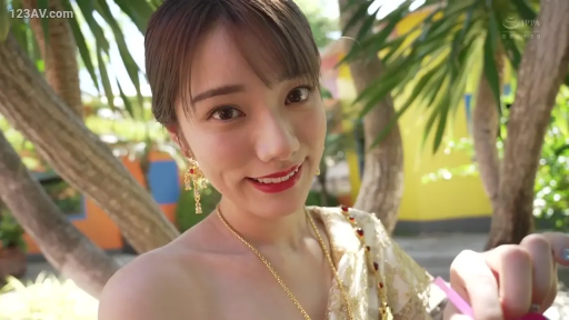 站姿 · 面部特写 · 对视 · 户外花园 · 甜美微笑 · 123AV水印 · 泰式传统礼服 · 金色饰品