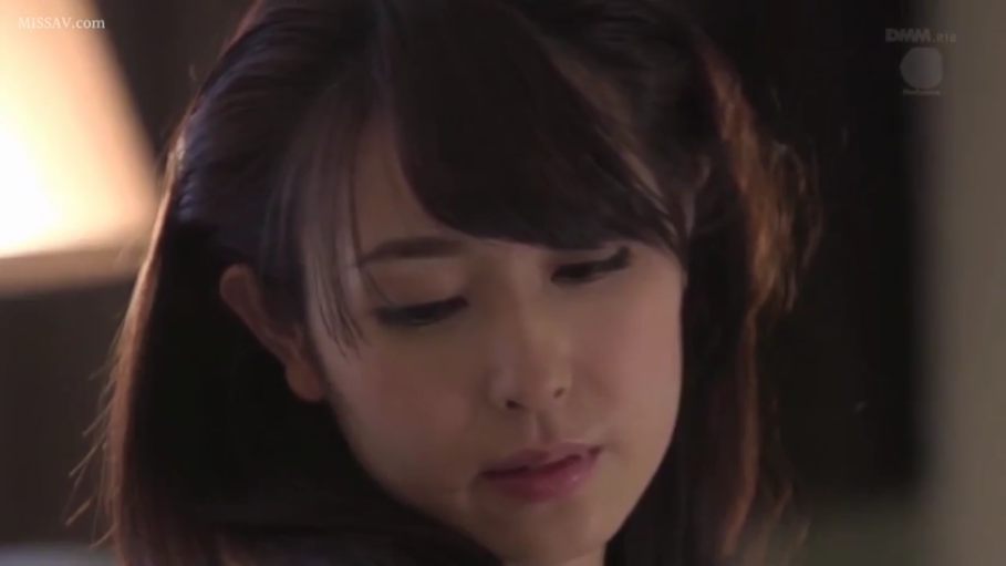 忧郁 · 低头 · 脸部特写 · 台灯 · 注视 · 房间 · 常服 · 长发