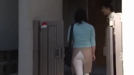 白裤 · 行走 · 屋外 · ドア · 公寓门口 · 进门 · 背面全景