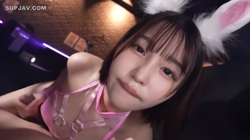 室内 · 俯身 · 面部特写 · 短发 · 兔耳发箍 · 咬唇 · 凝视镜头 · 粉色绑带衣