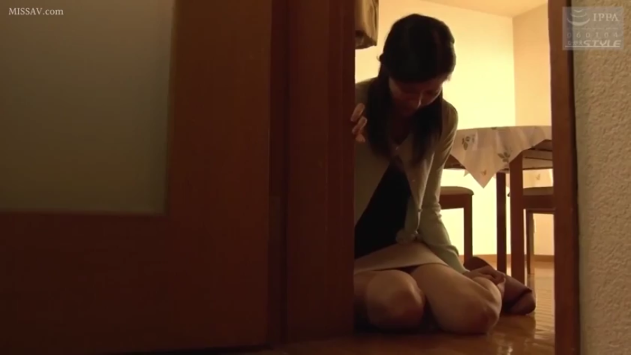 跪坐 · 憂鬱 · ニットセーター · 脚部のクローズアップ · 桌椅 · 室内地板 · 躲藏 · 门缝视角