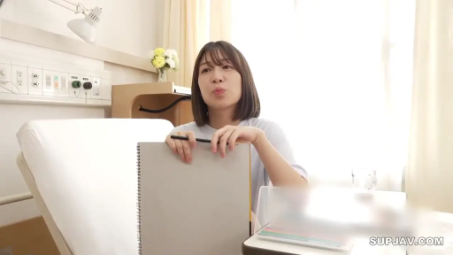 坐姿 · 微笑 · 上半身 · 医院病房 · 淡蓝色病号服 · 手持画册交谈 · 画册与医疗背景 · 病人扮演