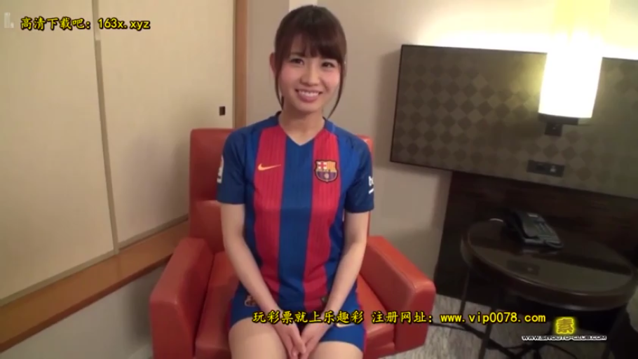 室内 · 坐姿 · 沙发 · 微笑 · 面对镜头 · 半身 · 亚洲女性 · 足球服