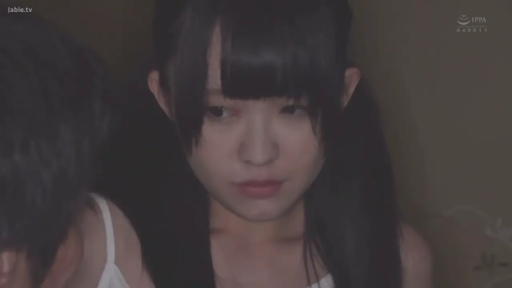 室内 · 坐姿 · 沉思 · 忧郁 · 脸部特写 · 双人 · 吊带背心