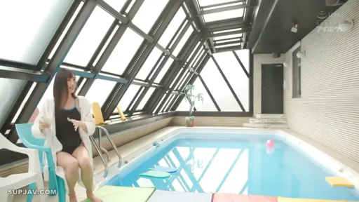 坐姿 · 交谈 · 自然 · 否 · 躺椅 · 室内泳池 · 泳衣 · 阳光房